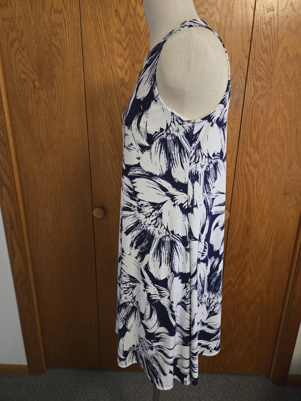 ANNE KLEIN Dark Purple and White Floral Sleeveless Dress. Size 6. - Picture 4 of 8